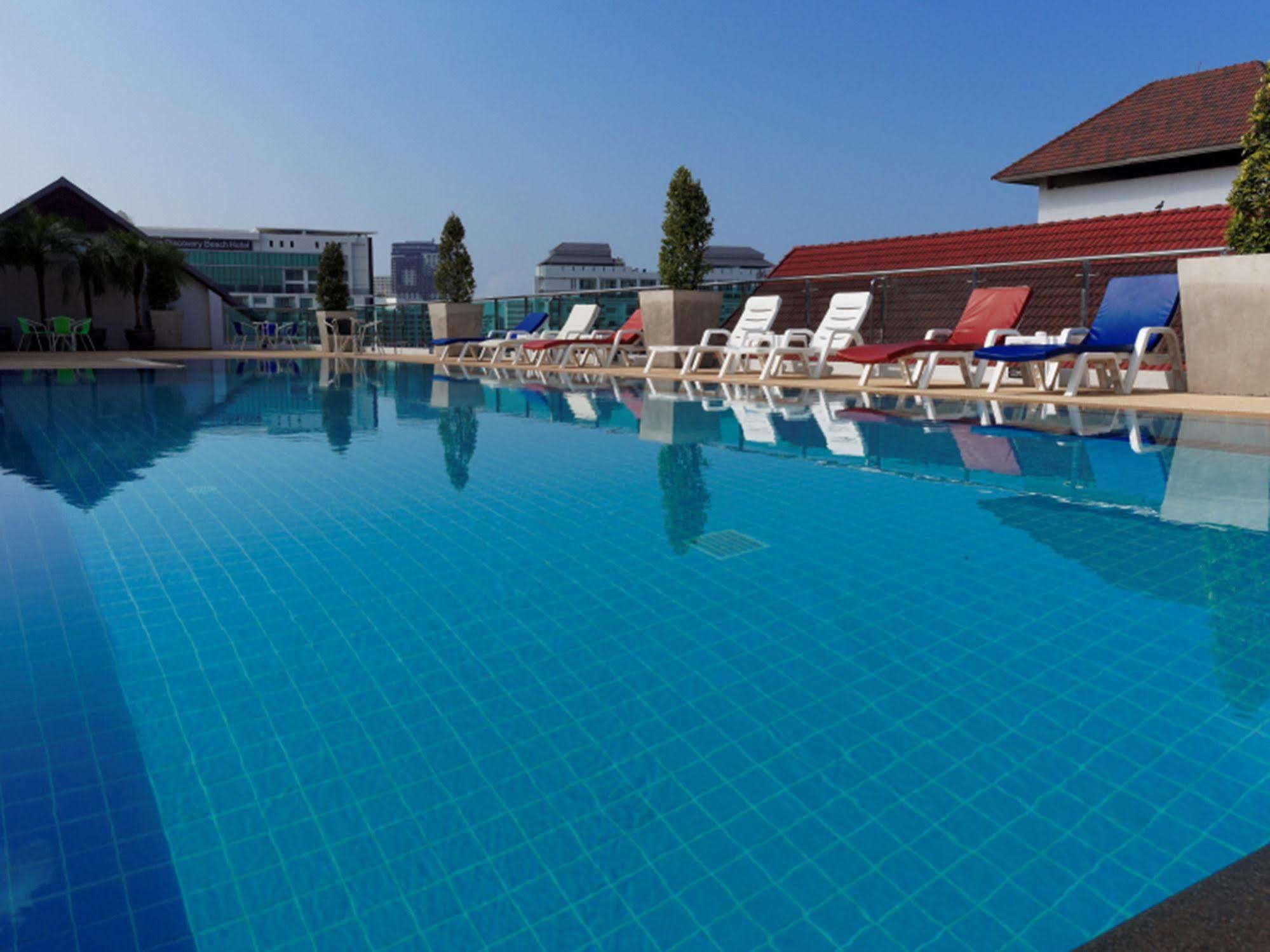 Готель Pattaya Blue Sky Екстер'єр фото